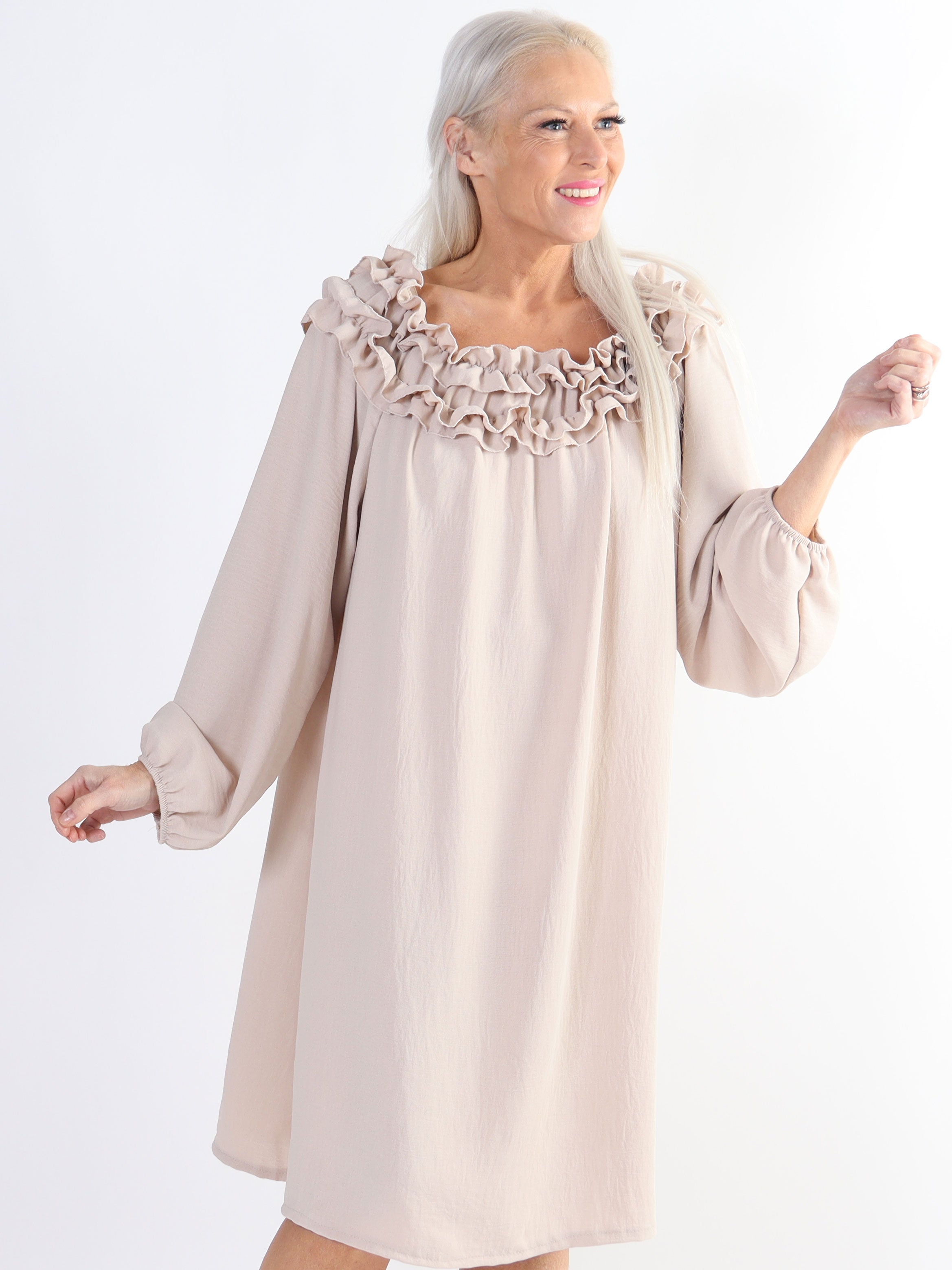 Chili Dress - Plus size klänning med långa ärmar och volanger